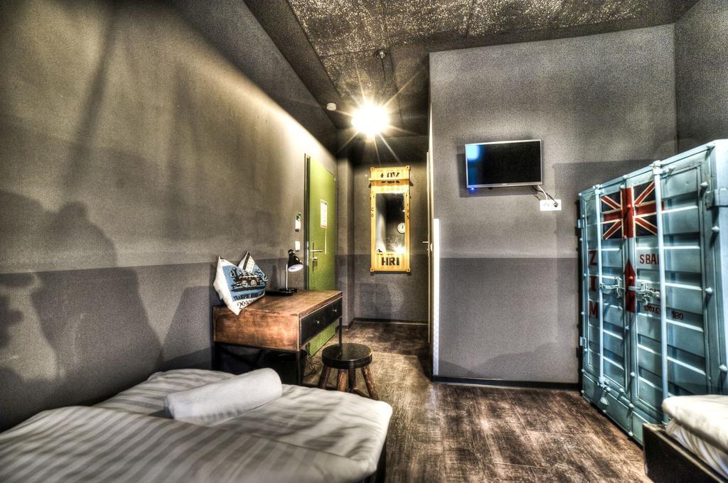 Hostel Am Bahnhof Suhl Bagian luar foto